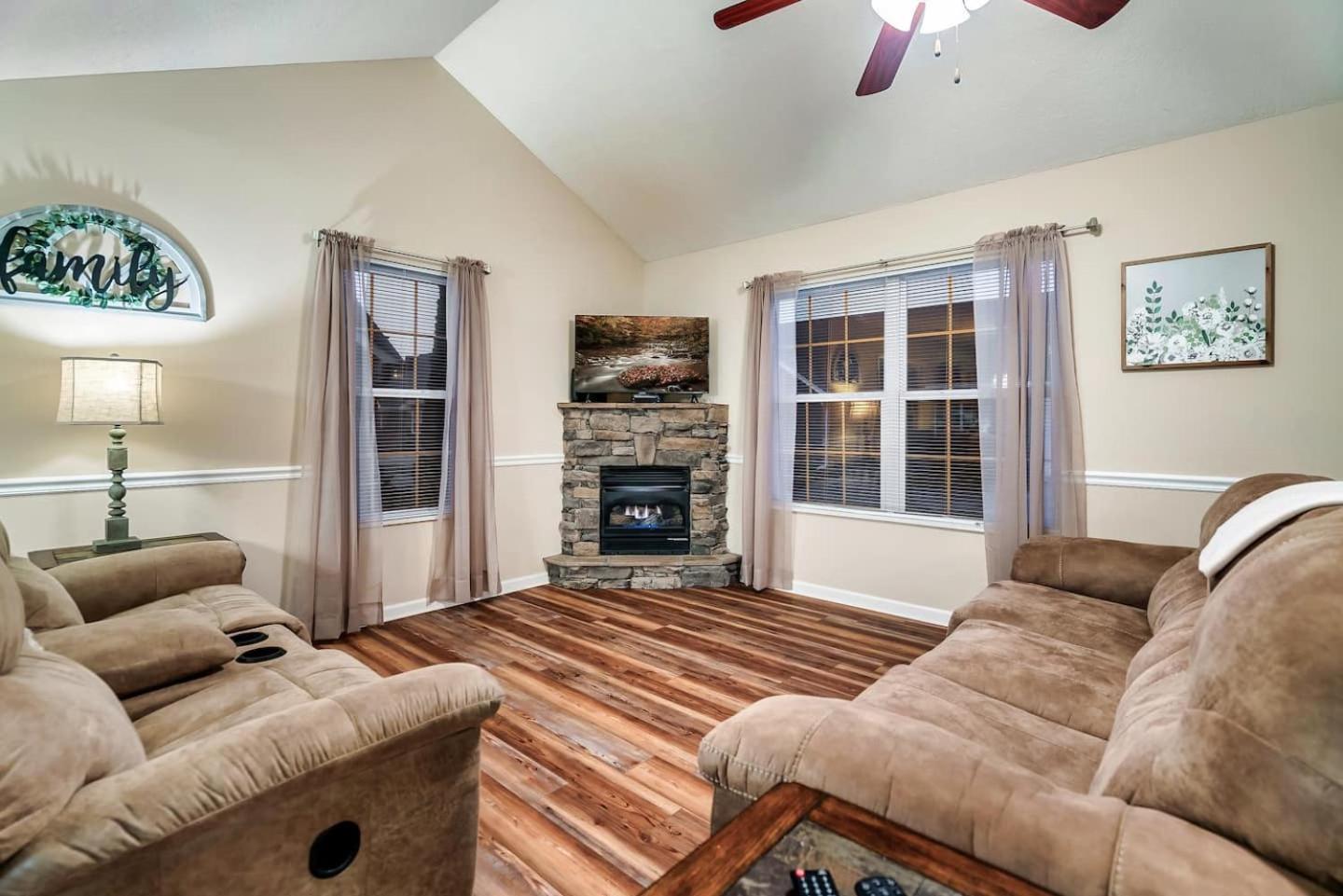 1 Mile To Pkwy, Pets, Hot Tub, Creekside, Porch Villa Pigeon Forge Exterior foto